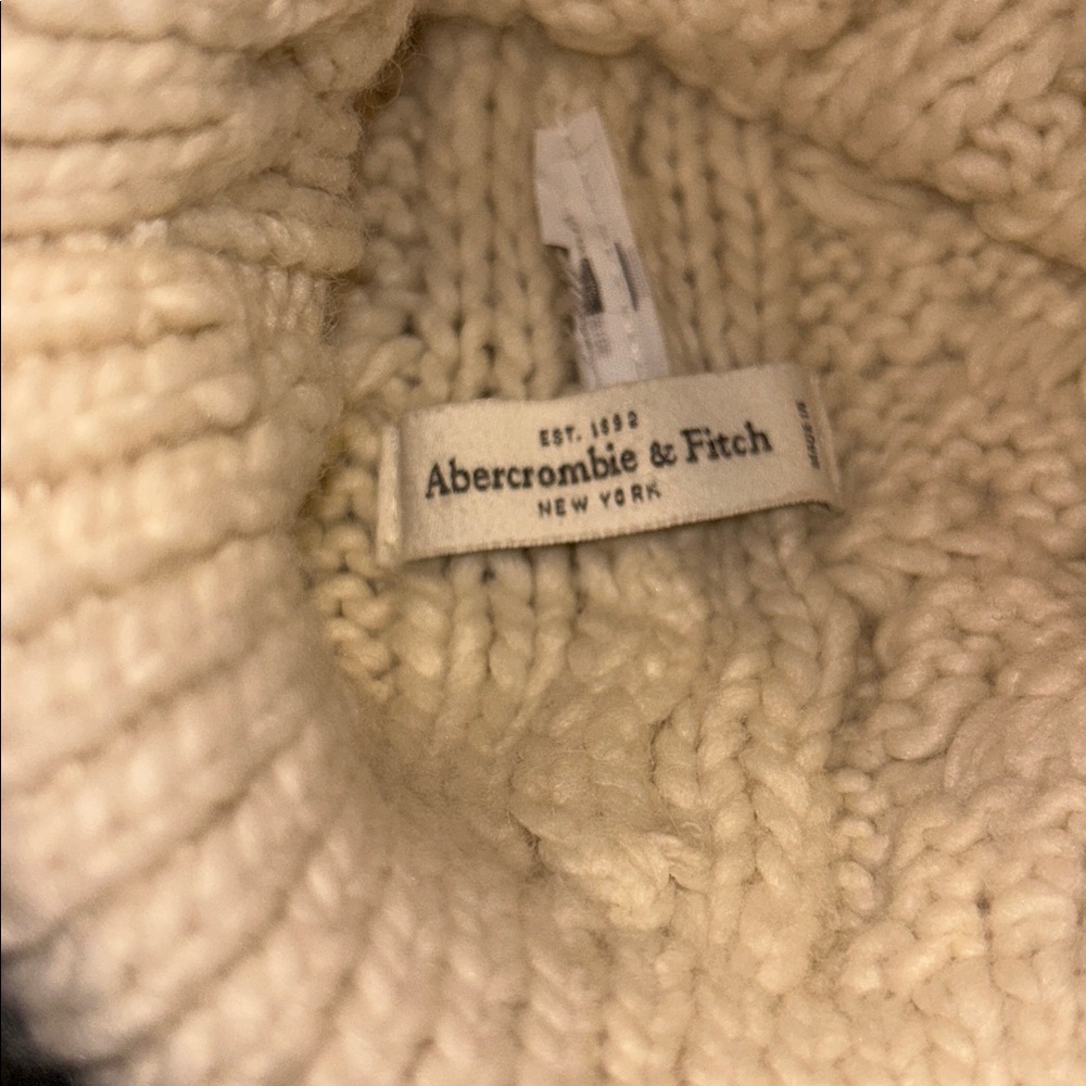Abercrombie & Fitch A&F Pom Beanie Cream Cable Knit - Picture 2 of 2